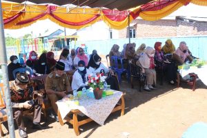 Upaya meningkatkan mutu pendidikan pada anak usia dini diseluruh Indonesia. Pemerintah Republik Indonesia (RI) terus memberikan beberapa stimulan untuk Provinsi, Kota dan Kabupaten se-Indonesia guna menunjang sarana dan prasaran yang layak dan nyaman untuk kegiatan belajar mengajar. Penerima stimulan tersebut salah satunya ialah Kota Bengkulu. Senin (01/03/2021), Anggota DPR RI Komisi X Dewi Coryati bersama Kepala Dinas Pendidikan (Kadisdik) Rosmayetti, Camat Kampung Melayu Rosminiarty, Lurah Kandang Mas Hadmi meresmikan langsung yayasan PAUD Darussalam yang bertempat di Kelurahan Kandang Mas, Kecamatan Kampung Melayu. Saat sambutan, Anggota DPR RI Komisi X Dewi Coryati mengungkapkan rasa bahagianya, karena melalui bantuan pemerintah pusat Paud Darussalam resmi didirikan. “Alhamdulillah, saya turut berbahagia telah berdirinya PAUD ini. Ini semua adalah bentuk komitmen Pemerintah Pusat untuk meningkatkan mutu sumber daya manusia (SDM) yang unggul dari usia dini. Oleh karena itu, kita terus mensupport agar semua masyarakat indonesia mendapatkan pendidikan yang berkualitas,” ujar Dewi. Ia juga mengungkapkan rasa terimakasih kepada seluruh pihak yang berkontribusi dan berdoa sehingga perjuangan untuk pendidikan dapat terealisasikan di Kota Bengkulu. Ditempat yang sama, Kadisdik Romayetti mengapresiasi pejuangan Dewi Coryati dalam memajukan pendidikan di Kota Bengkulu. “Kami sangat bersyukur dan mengapresiasi peruangan-perjuangan bunda Dewi Coryati dalam dunia pendidikan, khususnya di Kota Bengkulu. Mungkin tidak dapat dihitung sumbangsih beliau (Dewi) untuk Kota Bengkulu baik berupa fisik dan non fisik yang semata-mata untuk meningkatkan mutu pendidikan agar lebih baik ke depannya,” ujar Rosmayetti. Setelah didirikan, Rosmayetti mengajak pihak yayasan untuk terus berkolaborasi, bersinergi dalam memajukan pendidikan di Kota Bengkulu. “Mari terus bersinergi, berkolaborasi untuk lebih baik dan hebat ke depannya. Insya allah melalui sinergitas ini, pendidikan di Kota Bengkulu semakin berkualitas dengan menerapkan