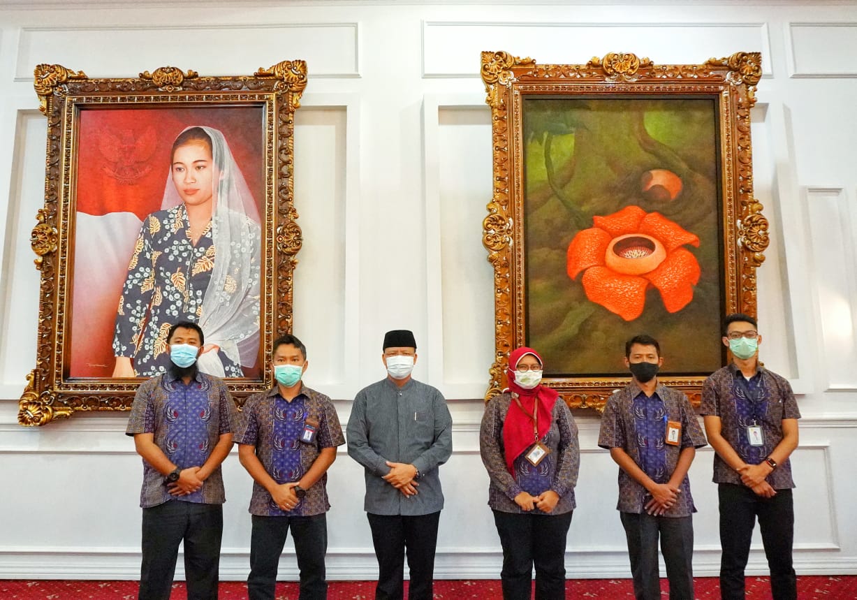 PLN memberikan layanan lapor melalui aplikasi dengah mudah dan praktis.Gubernur Rohidin: Di tengah kemajuan teknologi segala hal serba praktis