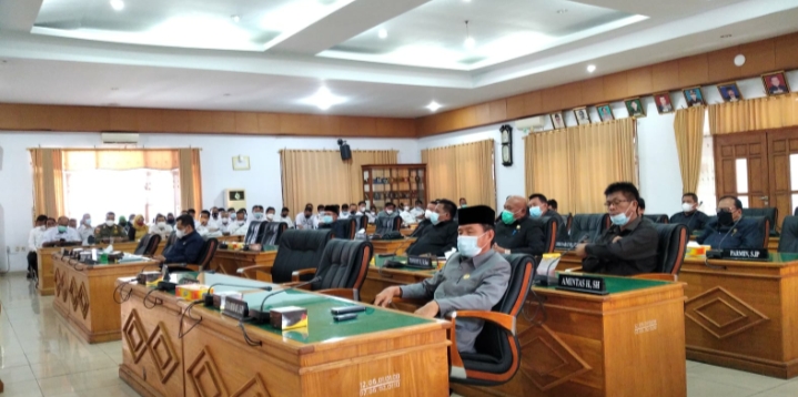 Rapat yang dipimpin Ketua DPRD BU, Sonti Bakara,SH dihadir oleh Bupati dan wakil bupati Bengkulu Utara, Ir. H. Mian dan Arie Septia Adinata, SE, M.AP, serta Wakil Ketua I DPRD Kabupaten B/U, Juhaili, S.IP, Kapolres BU,  AKBP Anton Setyo Hartanto SH, S.IK,  perwakilan Forkopimda dan anggota DPRD Kabupaten B/U.  Sonti Bakara menegaskan agenda rapat paripurna penyampaian laporan dari Badan Anggaran terkait hasil pembahasan Rancangan KUA PPAS APBD Tahun Anggaran 2022 dan penandatanganan Nota kesepakatan terhadap Rancangan KUA PPAS APBD Tahun Anggaran 2022 menjadi  KUA PPAS APBD Tahun Anggaran 2022.  “Rapat hari ini telah selesai, saya sampaikan bahwa azas keselamatan rakyat merupakan azas tertinggi dalam penyelenggaraan pemerintahan, sesuai laporan dari Badan Anggaran, itu kita lakukan step by step Tim Anggaran Pemerintah Daerah (TAPD) dan Banggar sudah bertemu 4 kali pembahasan KUA PPAS. Intinya adalah bahwa tahun 2022 seperti yang disampaikan Bapak Bupati kita masih fokus pada penanganan COVID-19, karena keselamatan dan kesehatan masyarakat itu diatas segala-galanya.” Jelasnya.  Sonti Bakara, SH menyampaikan apresiasi kepada Pemerintah Daerah dalam hal penyampaian TAPD tepat waktu.  “Bahwa rancangan KUA PPAS yang sudah kita sepakati menjadi KUA PPAS ini menjadi embrio untuk SKPD dalam menyusun RKA, pagu anggaran sudah jelas, untuk Dinkes, untuk Dinas Pendidikan dan lain sebagainya itu sudah kita sepakati. Saya apresiasi kepada Pemerintah Daerah dalam hal ini TAPD bahwa mereka sangat tepat waktu.” Jelasnya.  Bupati Bengkulu Utara Ir. H. Mian mengatakan atas nama Pemerintah Daerah, Bupati/Wakil Bupati beserta jajaran mengucapkan terima kasih atas kerja sama dan langkah-langkah bersama yang telah dilaksanakan DPRD dengan TAPD.  Untuk itu ini sesuai regulasi melalui tahapan-tahapan, kita laksanakan hari ini dibuat nota kesepakatan terkait dengan KUA PPAS yang nantinya menjadi acuan dalam kerangka pembahasan APBD 2022.  “Kita masih fokus pada kesehatan masyarakat tentunya upaya kita dalam penganggaran juga orientasinya 
