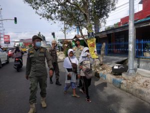 Petugas Satpol PP Kota Bengkulu menggelar razia terhadap gelandangan dan pengemis yang Mengganggu Ketertiban Umum