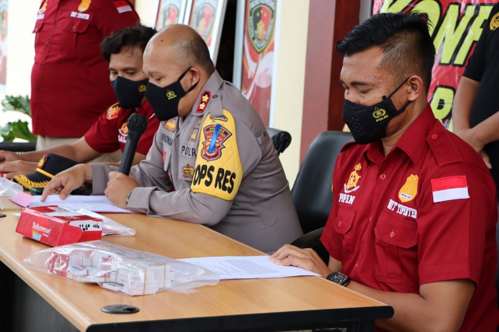 Usai menangkap tersangka, tim yang melakukan penanganan berhasil menemukan barang bukti berupa 1891 (seribu delapan ratus Sembilan puluh satu) PCS kartu yang sudah diregistrasi serta 40 (empat puluh) kotak Kartu Telkomsel Perdana dalam keadaan belum diregistrasi. “ petugas juga menyita 2 (dua) Unit SIM BOX/ MODEM POOL Merk LEKA serta 2 (dua) Unit Monitor Merk Samsung 24 Inchi yang merupakan alat tersangka untuk melakukan registrasi tersebut.” terang Kapolres. Kapolres Kepahiang juga menerangkan, modus yang dipakai tersangka dalam melakukan aksinya yakni dengan mengambil data-data atau NIK (nomor induk kependudukan) dengan cara mengambil NIK yang di tempel oleh pegawai KPU di pos-pos ronda yang ada di Pekan baru dan ada juga tersangka mengambil atau meminta kepada teman-temannya agar memfoto lembaran-lembaran NIK yang tertempel di lokasi pos-pos ronda daerah lain. Untuk pemeriksaan lebih lanjut, terduga pelaku beserta barang bukti saat ini telah diamankan ke Mapolres Kepahi pungkasnya mengakhiri.