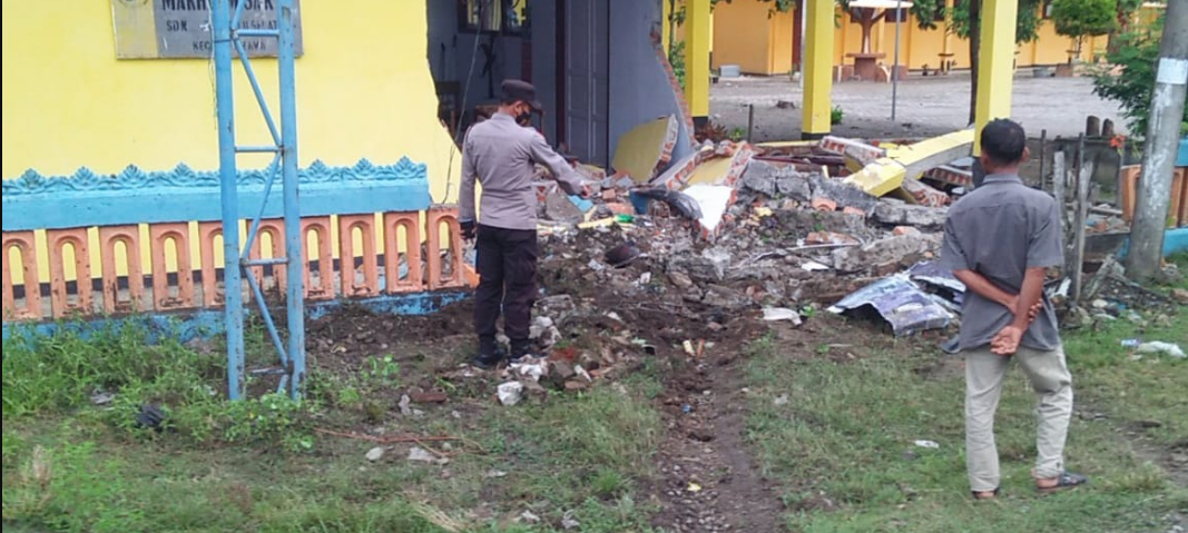 Laka Tunggal, Bus Tabrak Sekolah Alami Kerusakan