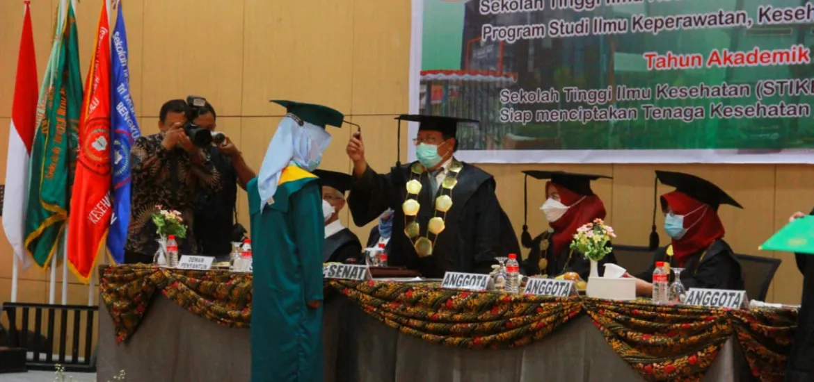 Wisuda ke-XVII STIKES Tri Mandiri Sakti Bengkulu Staf Ahli Gubernur Oslita Apresiasi Peranan Orang Tua