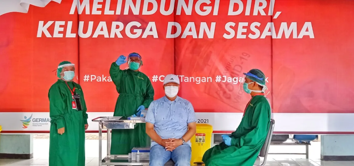 Rohidin Mersyah Terima Suntik Vaksin Covid-19 Dosis Kedua