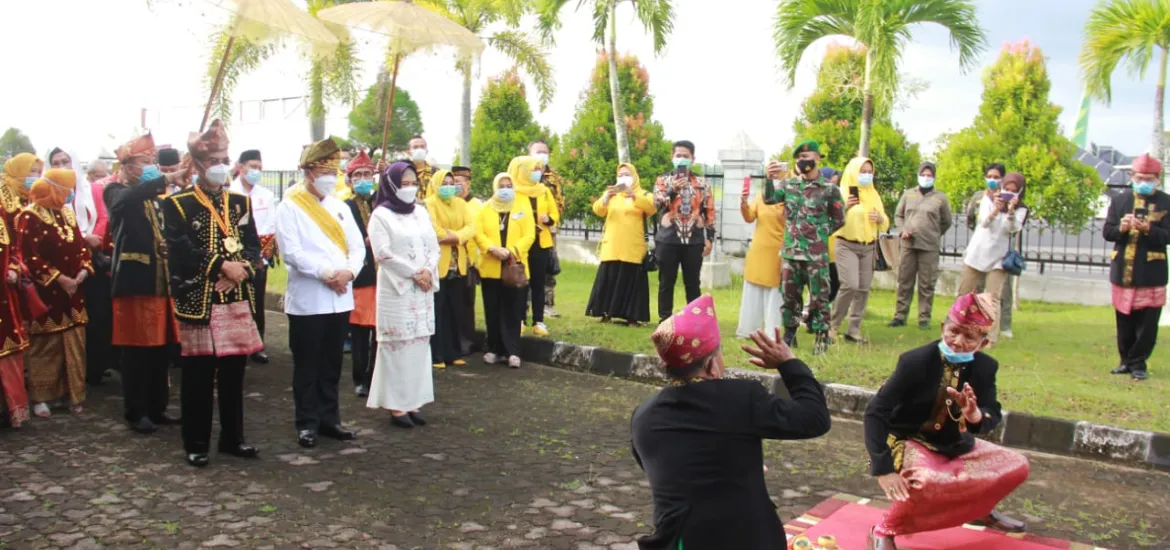 Gubernur Bengkulu Rohidin Mersyah beserta Istri Derta Wahyulin Rohidin Tiba di Bengkulu dan Disambut Tari persembahan Bengkulu