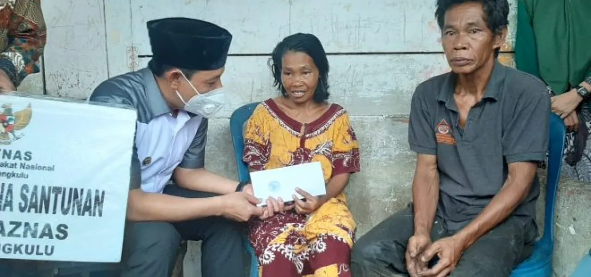 Wakil Walikota Dedy Wahyudi Serahkan Langsung Bantuan kepada Warga Miskin di Kota Bengkulu