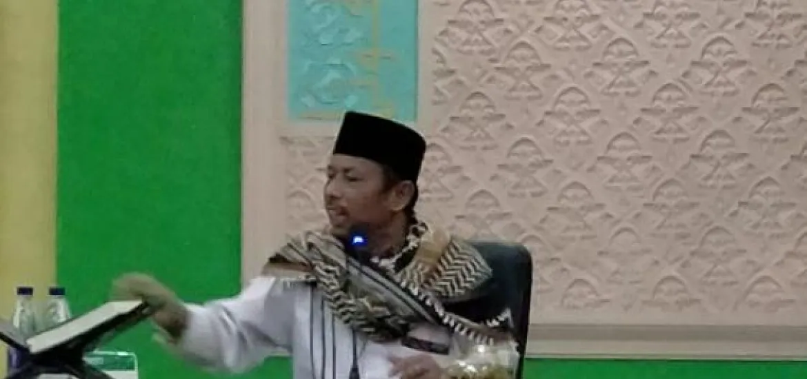 Ketua DPRD Kampar Muhammad Faisal Bagikan Al-Qur'an di Tabligh Akbar