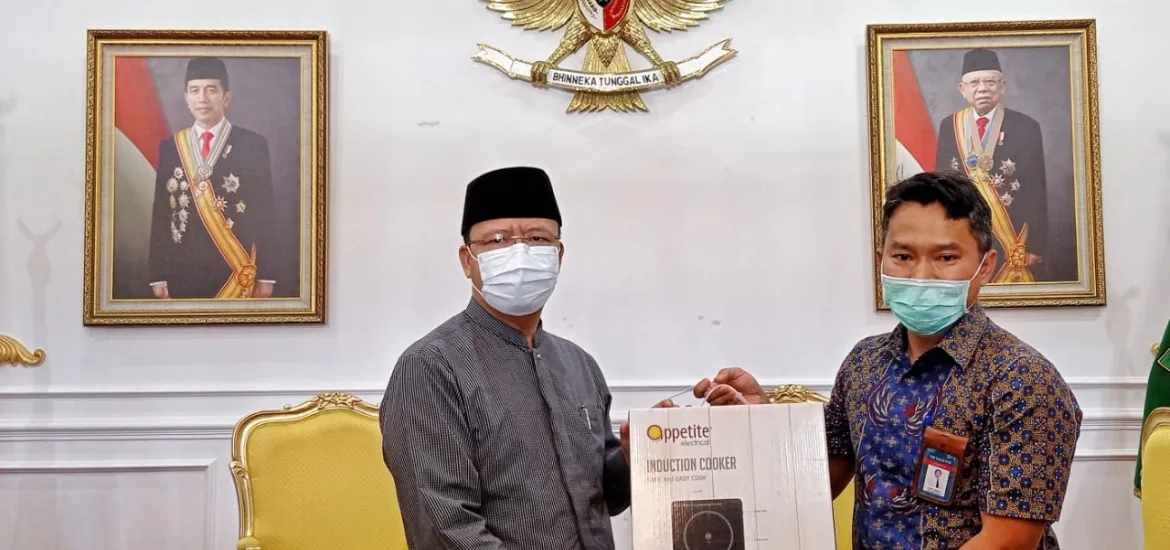 PLN memberikan layanan lapor melalui aplikasi dengah mudah dan praktis.Gubernur Rohidin: Di tengah kemajuan teknologi segala hal serba praktis