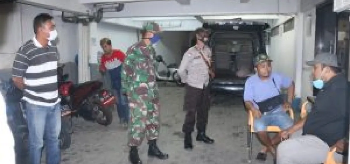 Patroli Malam, Lurah Padang Jati Ingatkan Para Pelaku Usaha Agar Patuhi Protokol Kesehatan