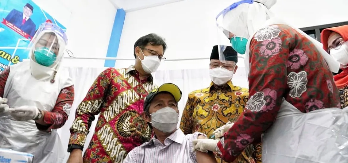 Menkes RI Bersama Rohidin Mersyah Tinjau Pelaksanaan Vaksinasi Covid-19 khusus Lansia