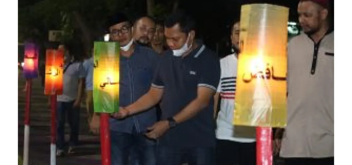 Sekretaris DPRD Provinsi Riau Muflihun Melaksanakan Kegiatan Pemasangan Lampu Colok Di Halaman Kantor DPRD Provinsi Riau