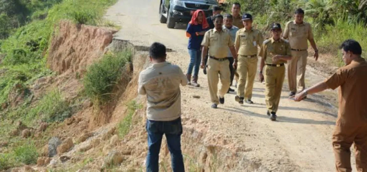 Pembatalan dilakukan setelah Pemkab Kuansing melakukan refocusing anggaran tahun 2021 ini. Awalnya, Pemkab Kuansing akan membatalkan pembangunan jalan. Hanya tersisa sekitar tiga kegiatan peningkatan jalan.  Namun, rencana itu mendapat kritik keras dari DPRD Kuansing. Akhirnya, pembangunan kolam renang yang dibatalkan. Venue kolam renang rencananya dibangun di Sport Centre Telukkuantan dengan anggaran Rp25 miliar.  "Jalan kembali, tidak jadi dibatalkan. Ada 12 ruas jalan yang dibangun melalui APBD 2021 ini 