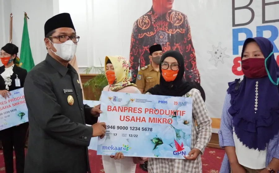 Penyerahan Secara Simbolis Kartu Prakerja dan Program Bantuan Pelaku Usaha Mikro 