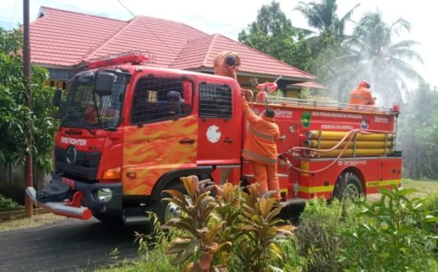 Petugas PBK Lakukan Penyemprotan Disinfektan di Kelurahan Bumi Ayu