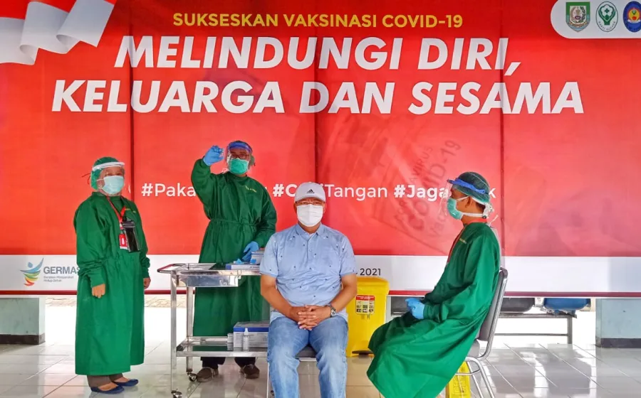 Rohidin Mersyah Terima Suntik Vaksin Covid-19 Dosis Kedua