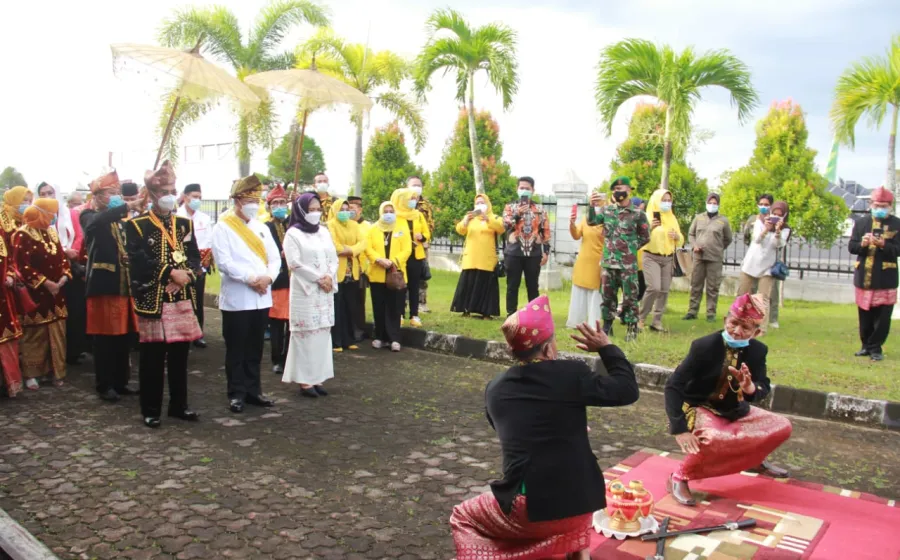 Gubernur Bengkulu Rohidin Mersyah beserta Istri Derta Wahyulin Rohidin Tiba di Bengkulu dan Disambut Tari persembahan Bengkulu