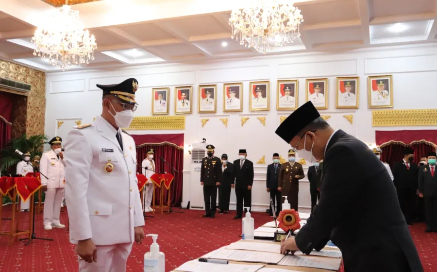 Gubernur Rohidin menerima Memori Jabatan dari Pj. Gubernur Bengkulu Robert Simbolon