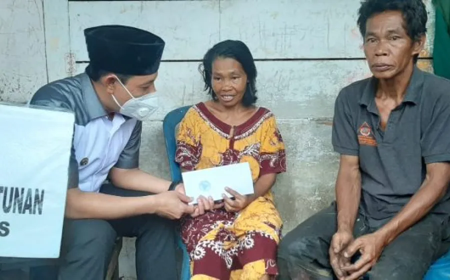 Wakil Walikota Dedy Wahyudi Serahkan Langsung Bantuan kepada Warga Miskin di Kota Bengkulu