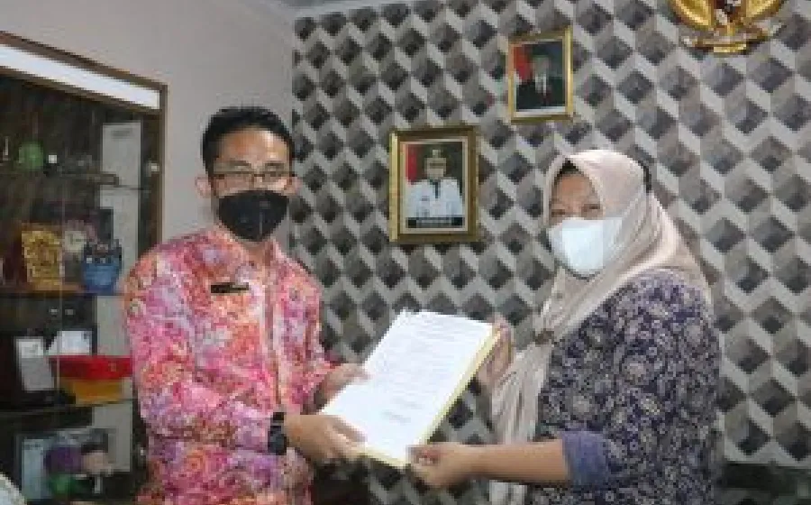 Tunjukkan Loyalitas Tinggi, Salah Satu Anak Magang Diberi Hadiah Emas Oleh Plt Kadis Kominfosan