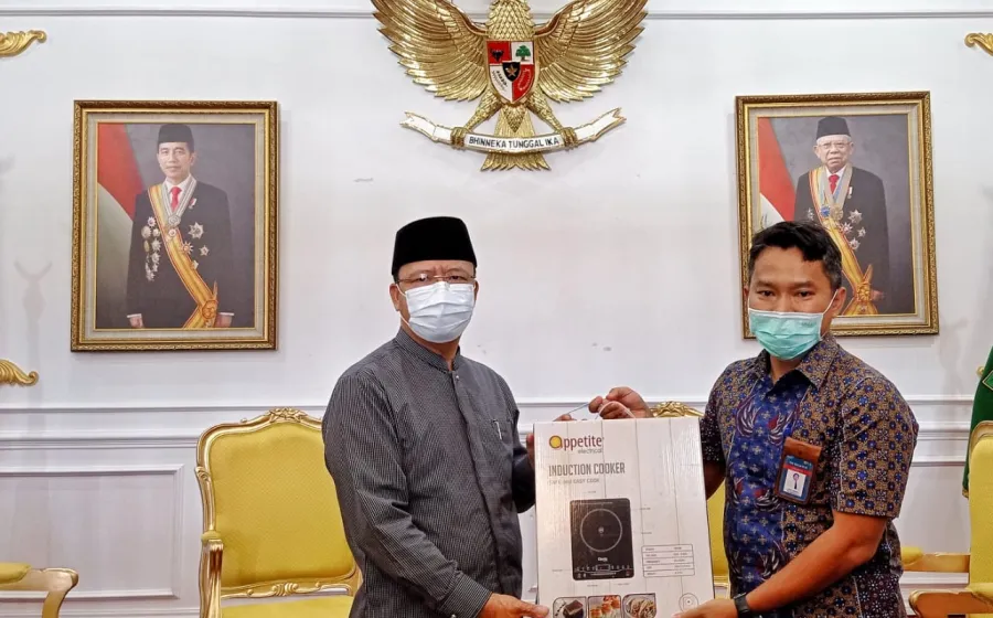 PLN memberikan layanan lapor melalui aplikasi dengah mudah dan praktis.Gubernur Rohidin: Di tengah kemajuan teknologi segala hal serba praktis