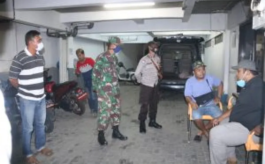 Patroli Malam, Lurah Padang Jati Ingatkan Para Pelaku Usaha Agar Patuhi Protokol Kesehatan