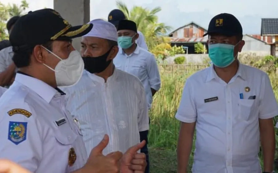Sebagai antisipasi terhadap banjir di saat intensitas curah hujan tinggi, Wakil Walikota Kota Dedi Wahyudi, respon cepat laporan warga jalan Merapi 15 mengenai Drainase memantau proses tahapan perencanaan pembangunan jalan dibeberapa wilayah di Kota Bengkulu, Rabu (20/1/2021).  Wakil walikota Didampingi Kadis PUPR, Noprisman ST., M.Si, Serta Kabid Bina Marga Dian Fizayli dan Kabid SDA Yosef Feri Yorizal Yang membidangi pembangunan infrastruktur jalan dan Aliran Air.  Kadis PUPR, Noprisman mengatakan dirinya