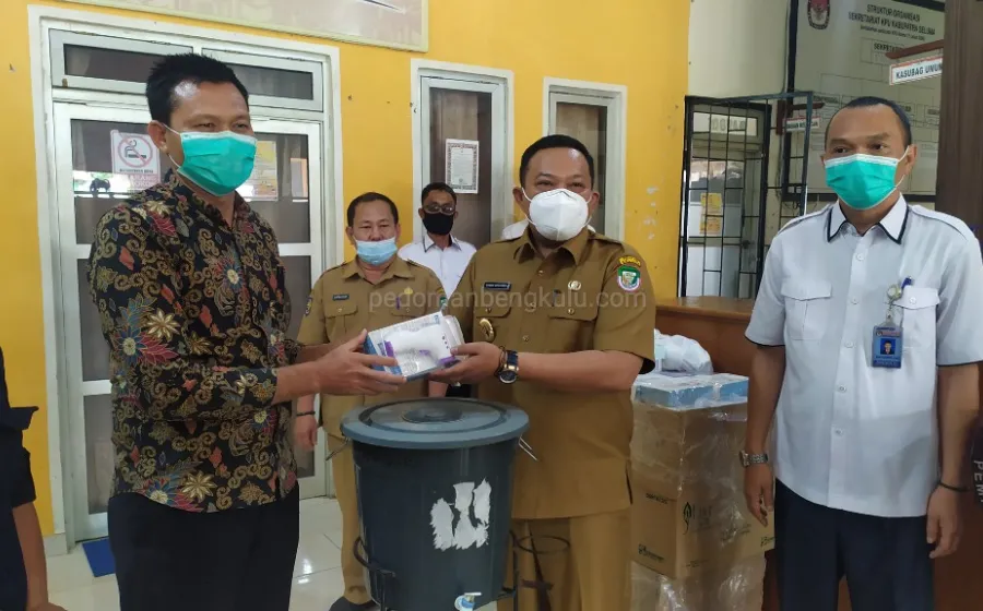 KPU Hibahkan Peralatan Prokes ke Pemkab Seluma