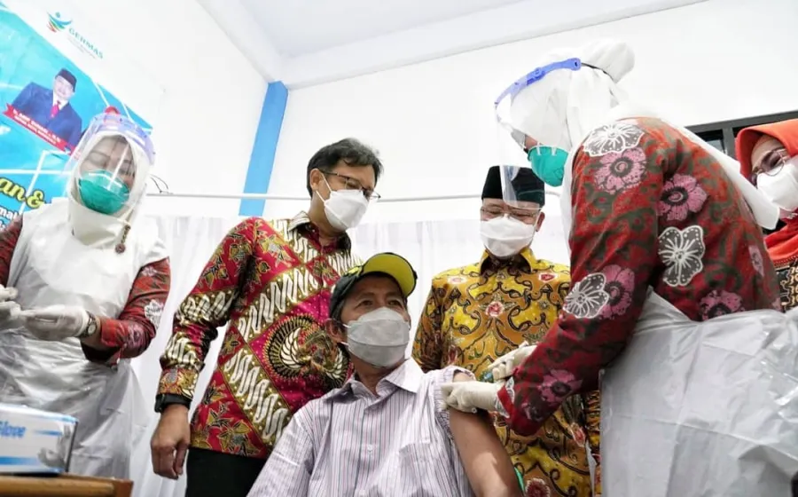 Menkes RI Bersama Rohidin Mersyah Tinjau Pelaksanaan Vaksinasi Covid-19 khusus Lansia