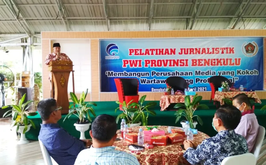 Pelatihan Jurnalistik, Kadiskominfotik Minta Media Bangun Berita Positif